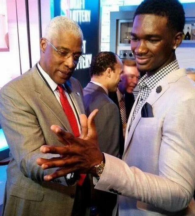 阿隆索曾在瓜帅手下出场79次，师徒二人迎来执教生涯首次交锋（阿隆索昔日为瓜帅出场79次，师徒将上演执教生涯首次对决）