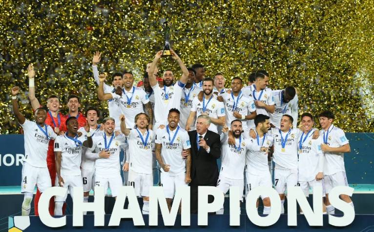 前锋单场双响助球队取胜（前锋梅开二度助球队告捷）