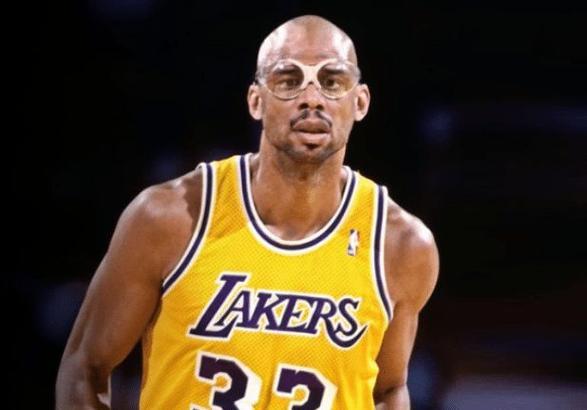 中超赛场争议判罚：VAR判罚引发热议,（中超判罚风波：VAR成争议焦点）