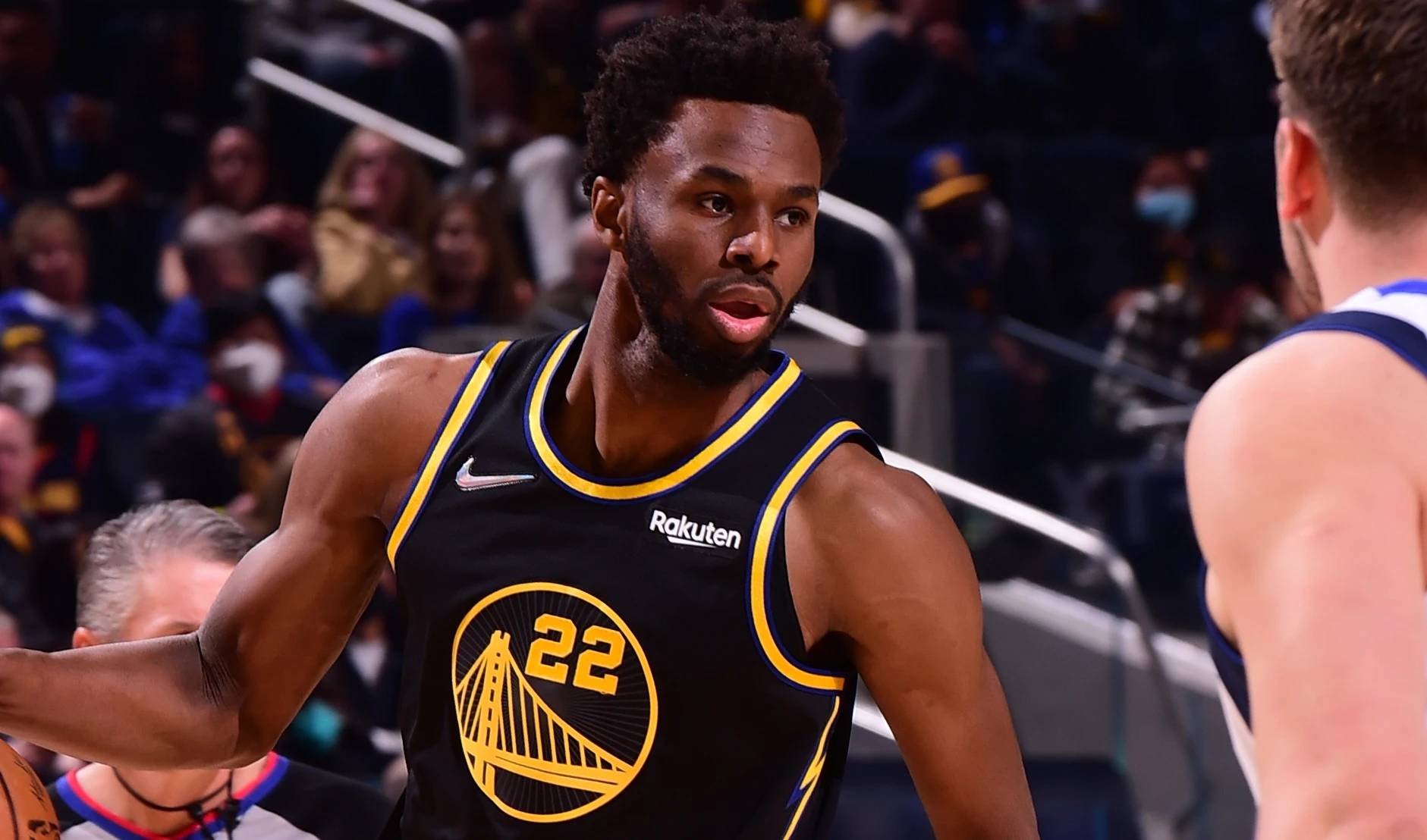 状态火热！布朗&塔克半场合砍25分撑起广厦进攻重任（手感正热！布朗与塔克半场携手25分扛起广厦进攻大旗）