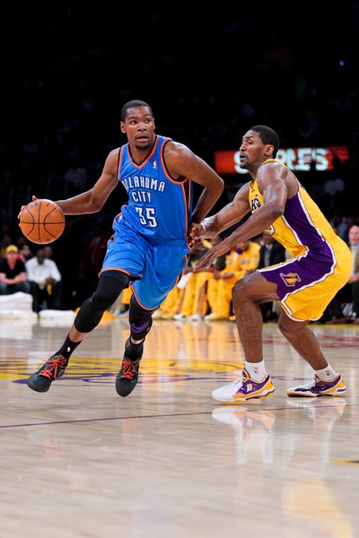 库明加10中1！科尔：每个球员都会有起有落，赢球是最重要的（库明加手感低迷仅10投1中，科尔：状态有起伏，赢球最关键）