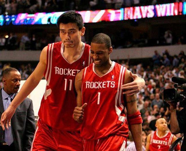 海港发文祝福奥斯卡：艰难时刻会过去，我们与功勋队长同在（海港发声力挺奥斯卡：困难终会过去，我们与功勋队长并肩前行）