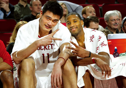 法兰克福球迷在诺坎普球场对巴萨支持者发动投掷袭击（诺坎普球场冲突：法兰克福球迷向巴萨支持者投掷物品）