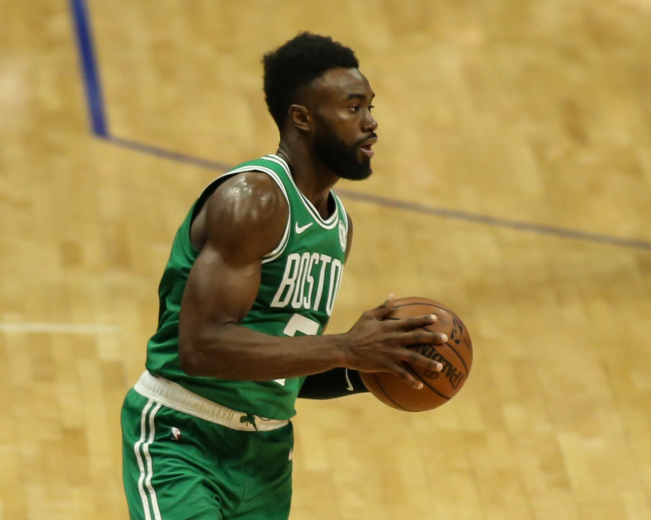 国脚连续射门被封堵仍不气馁（射门接连被挡，国脚斗志不减）