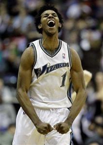 达成尤文生涯200场里程碑，洛卡特利获赠纪念球衣（洛卡特利迎来尤文第200场里程碑，获赠纪念球衣）